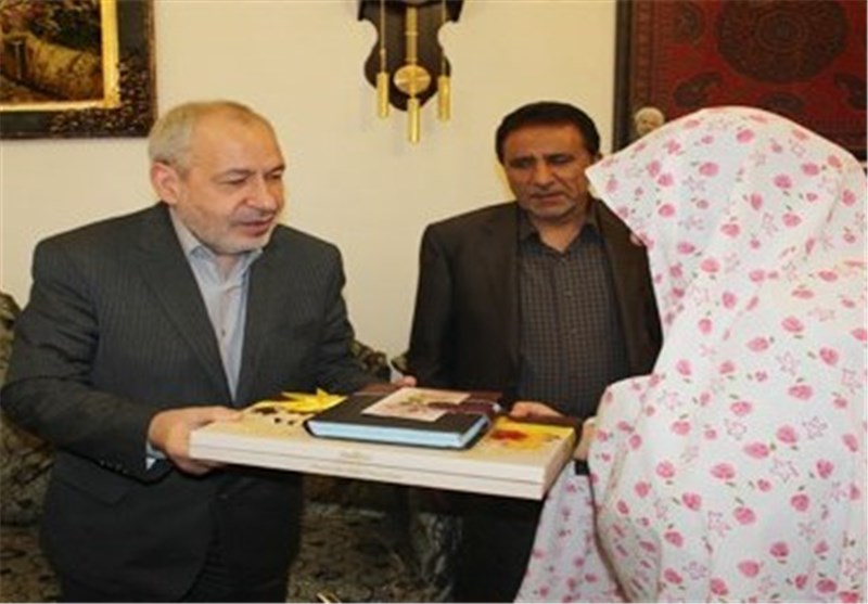 وزیر آموزش و پرورش با جانباز فرهنگی کرمانی دیدار کرد