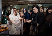 همسر محمد جواد ظریف وزیر امور خارجه در افتتاح بازارچه خیریه با حضور همسران وزرا و سفرا