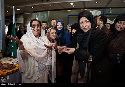 همسر محمد جواد ظریف وزیر امور خارجه در افتتاح بازارچه خیریه با حضور همسران وزرا و سفرا