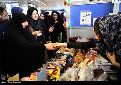 همسر محمد جواد ظریف و روحانی در افتتاح بازارچه خیریه با حضور همسران وزرا و سفرا