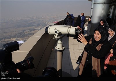 همسر محمد جواد ظریف وزیر امور خارجه در بازدید از برج میلاد