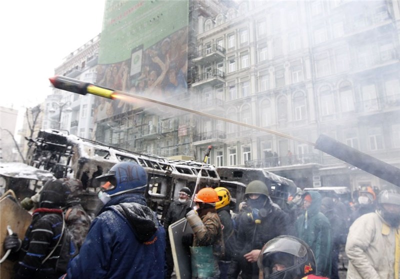 Ukraine&apos;s Yanukovich Agrees to Scrap Anti-Protest Laws