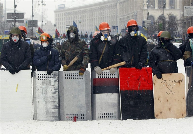 Ukraine Protesters, Police Pull Back in Contest over President