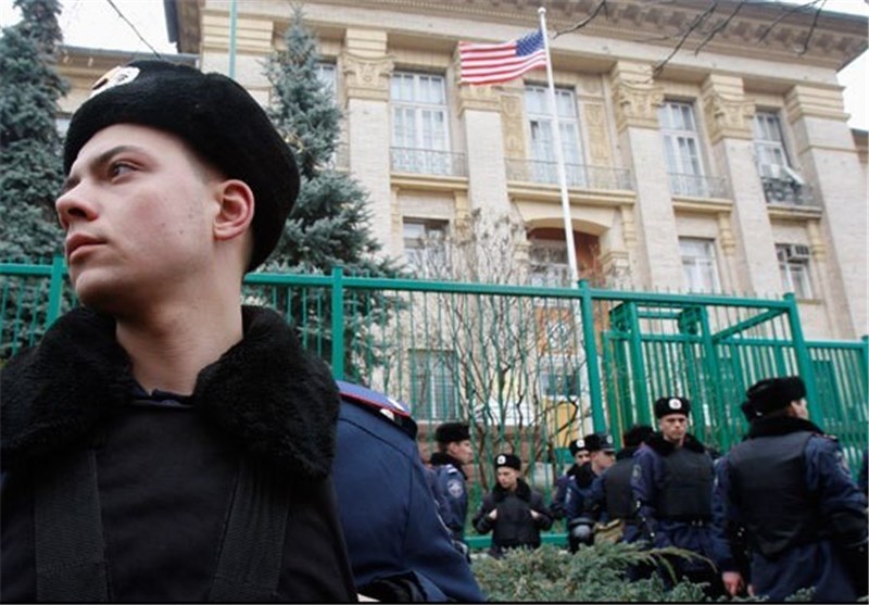 Protesters Surround US Embassy in Kiev, Rally against US Meddling