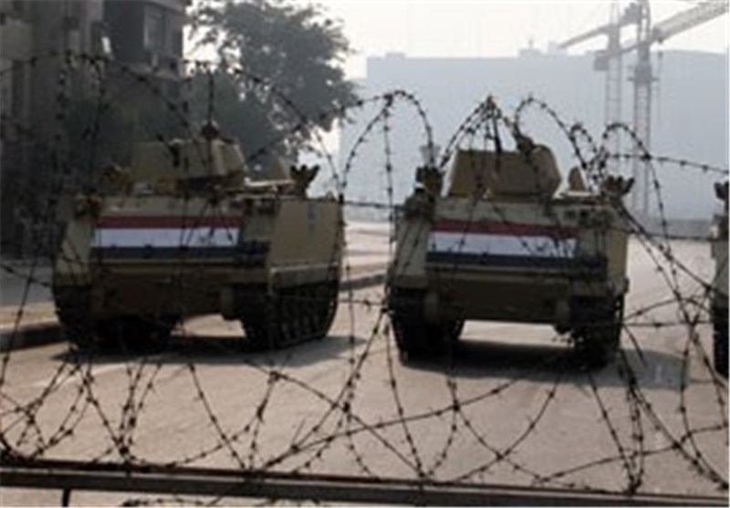 استقرار خودروهای زرهی در میدان التحریر و رابعه العدویه مصر