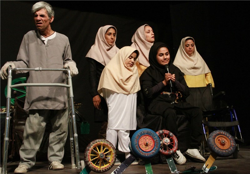 چهارمین جشنواره &quot;تئاتر منطقه‌ای معلولین کویر&quot; در بیرجند افتتاح شد