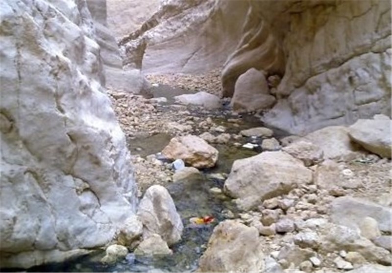 استقبال مسافران نوروزی از چشمه غربالبیز مهریز در استان یزد