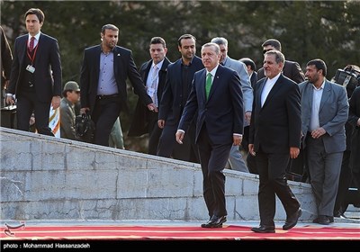 Photos: Turkish PM, Iranian First VP Meet in Tehran