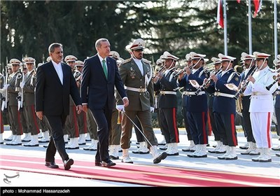 Turkish PM, Iranian First VP Meet in Tehran