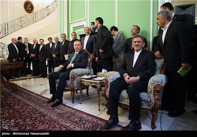 Turkish PM, Iranian First VP Meet in Tehran