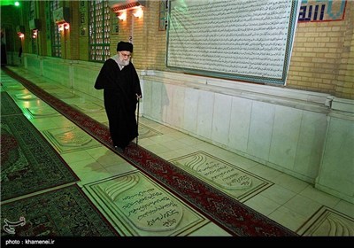 Photos: Leader Pays Tribute to Late Founder of Islamic Republic, Imam Khomeini