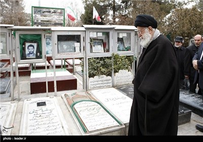 Leader Pays Tribute to Late Founder of Islamic Republic, Imam Khomeini