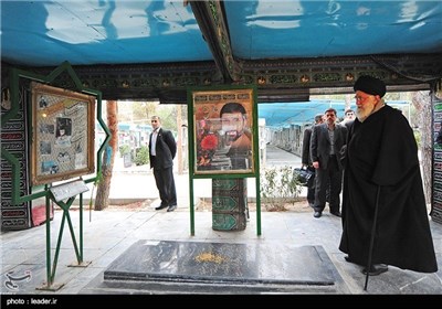 Leader Pays Tribute to Late Founder of Islamic Republic, Imam Khomeini