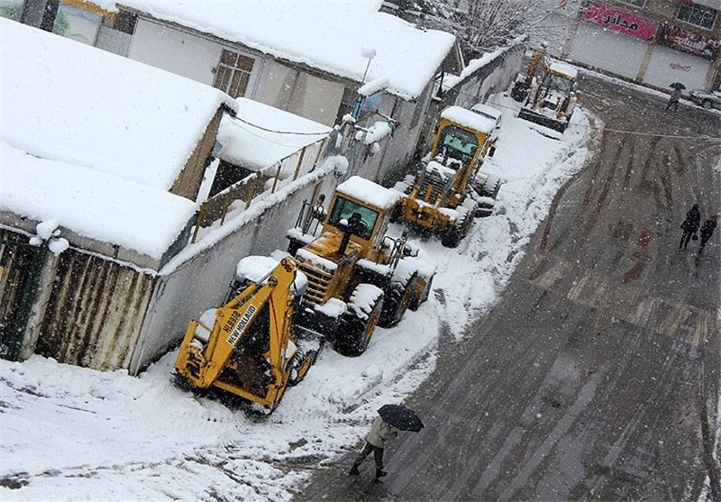 بارش بیش از 2 متر برف در صومعه‌سرا / 45 اکیپ راهداری در جاده‌های گیلان مستقر شدند