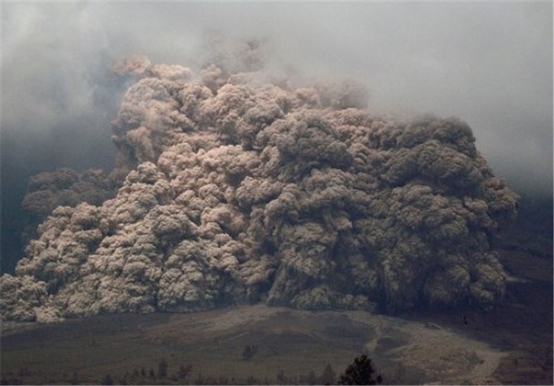 Ecuador&apos;s &apos;Throat of Fire&apos; Belches Giant Ash Column