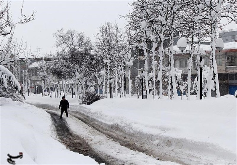 نجات سرنشینان 73 خودروی گرفتار در برف نطنز