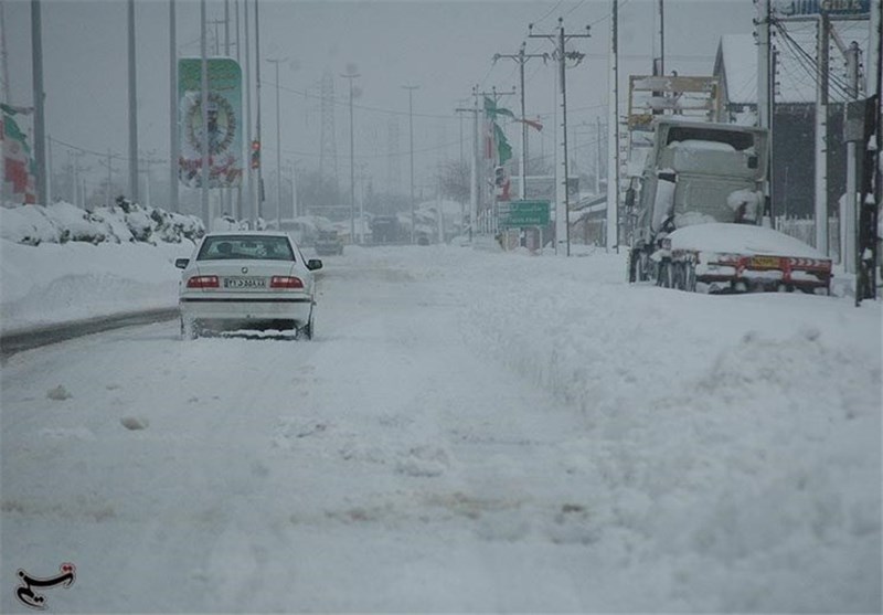 امدادرسانی به 60 سرنشین خودروهای گرفتار در برف گلپایگان