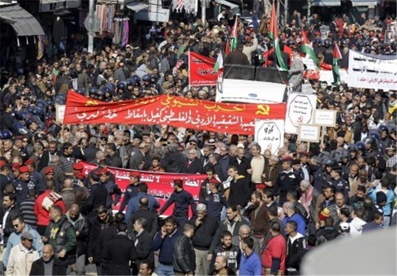 اردنی‌ها در اعتراض به طرح سازش کری تظاهرات کردند