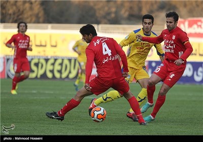 دیدار تیمهای فوتبال نفت تهران و تراکتورسازی تبریز در ورزشگاه تختی تهران