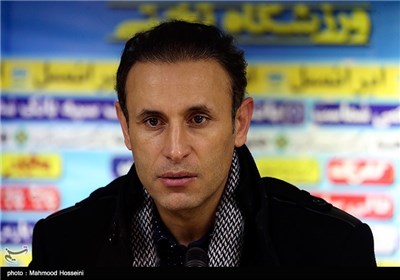 گل محمدی سرمربی تیم نفت تهران در کنفرانس خبری پایان بازی