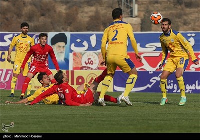 دیدار تیمهای فوتبال نفت تهران و تراکتورسازی تبریز در ورزشگاه تختی تهران
