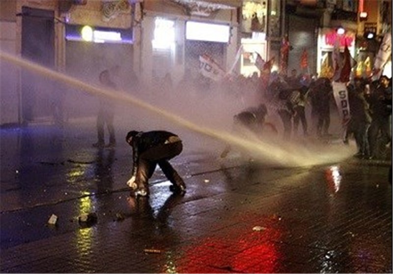 Police Fire Tear Gas at Istanbul Protesters