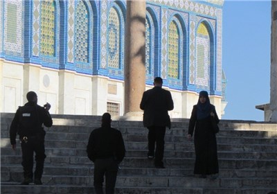وزیر الاستیطان الصهیونی و مستوطنین وخاخامات یقتحمون و یدنسون المسجد الاقصی