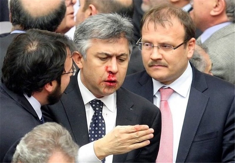 نزاع شدید در مجلس ترکیه به شکستن بینی و انگشت نمایندگان انجامید+عکس