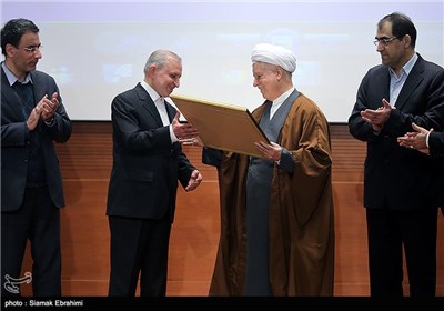 اهدا لوح تقدیر به عبدالله جاسبی رئیس اسبق دانشگاه آزاد اسلامی