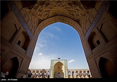المسجد الجامع العتیق فی محافظة أصفهان رمز للتراث الإسلامی