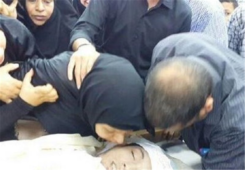وداع خانواده شهید 23 ساله بحرینی با فرزندشان + عکس