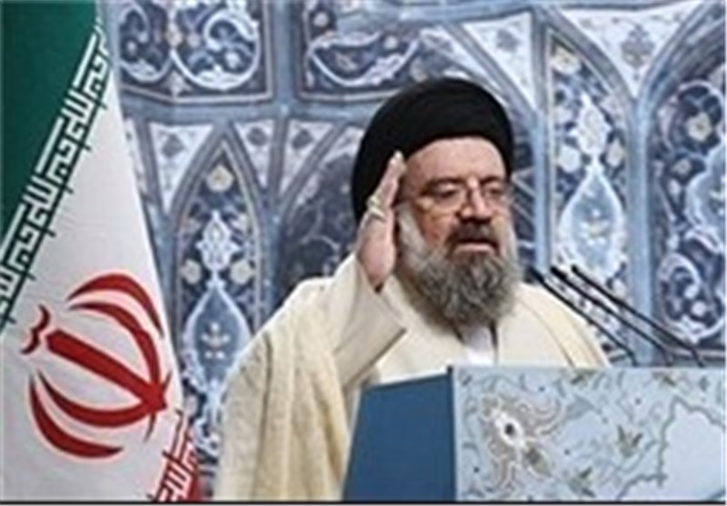 خطیب جمعة طهران: الشعب الإیرانی لن یقبل بأقل من رفع جمیع العقوبات