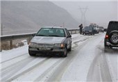 آغاز بارش برف در محورهای پلدختر؛جاده پلدختر-خرم‌آباد فقط برای تردد خودروهای محلی باز است