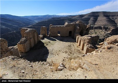 سطح میانی از تالارهایی تشکیل می شود که در طرفین یک حیات مرکزی واقع شده اند.