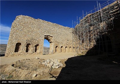 زمان احداث این بنا بین سال های 212 تا 224 میلادی یعنی تاریخ آغاز قیام اردشیر یکم و پیروزی وی بر اردوان پنجم آخرین پادشاه اشکانی است.