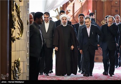 حجت الاسلام حسن روحانی رئیس جمهور هنگام ورود به سالن اجلاس سران محل برگزاری بیست و هفتمین جشنواره بین المللی خوارزمی
