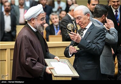 تقدیر از پرفسور مجید سمیعی توسط حجت الاسلام حسن روحانی رئیس جمهور