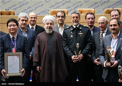 عکس یادگاری برگزیدگان بیست و هفتمین جشنواره بین المللی خوارزمی با حجت الاسلام حسن روحانی رئیس جمهور