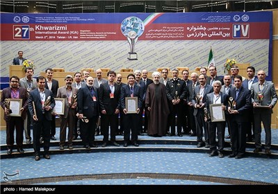 عکس یادگاری برگزیدگان بیست و هفتمین جشنواره بین المللی خوارزمی با حجت الاسلام حسن روحانی رئیس جمهور