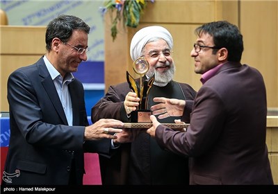 تقدیر از برگزیدگان بیست و هفتمین جشنواره بین المللی خوارزمی توسط حجت الاسلام حسن روحانی رئیس جمهور