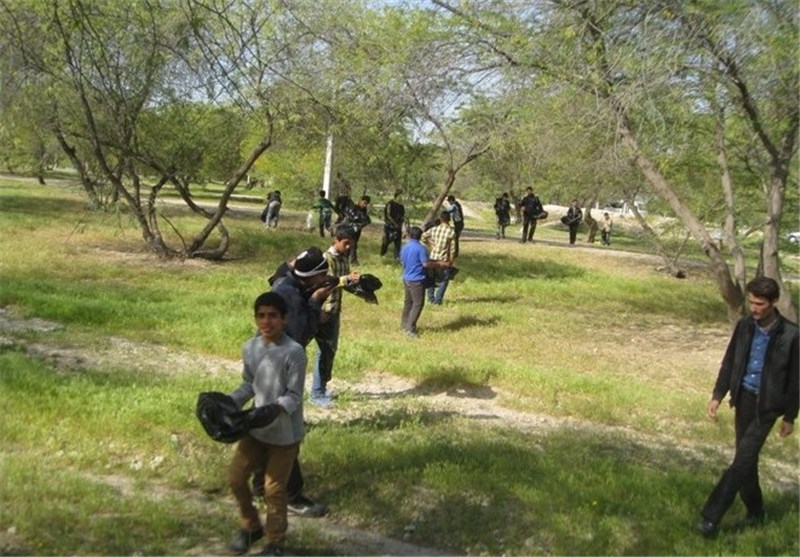 مشارکت 120 نفر از دانش‌آموزان دیلمی در پاکسازی پارک جنگلی عامری