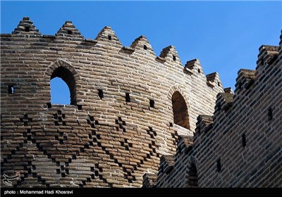 یکی از برج‌های چهارگانه این ارگ مانند برج پیزا کج شده بوده و به این خاطریکی از جاذبه‌های گردشگری شیراز به حساب می‌آمد. روند توقف کج‌شدگی این برج به لحاظ فنی و مهندسی مورد اهمیت قرار دارد