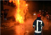 نجات 40 نفر از آتش‌سوزی خودرو در ساختمانی در شرق تهران