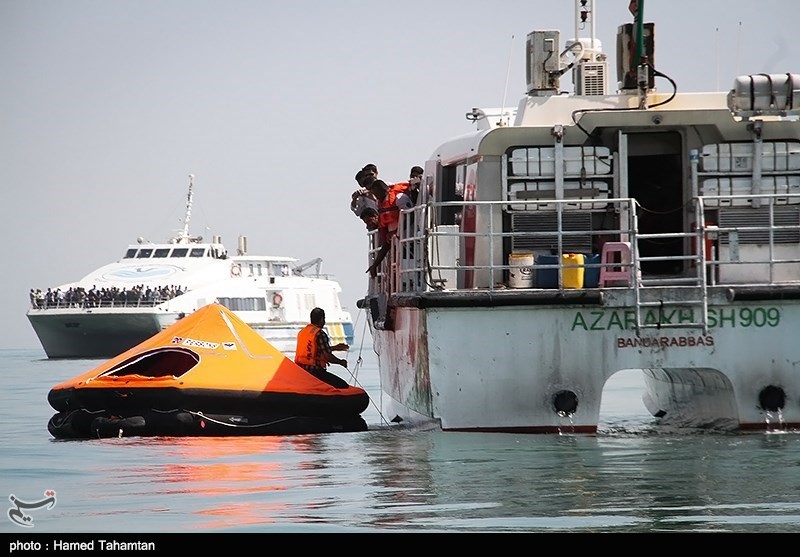 7 سرنشین شناور غرق شده دوبه متین در آب‌های عمان نجات یافتند