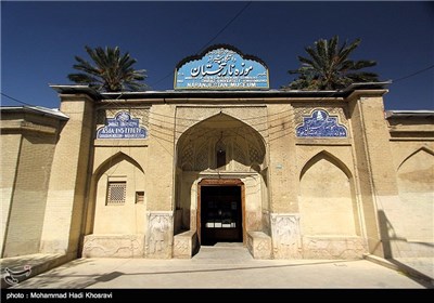  نارنجستان قوام از آثار دوره قاجار، و متعلق به خاندان قوام الملک بوده است . عمارت نارنجستان بعنوان دیوانخانه و محل مراجعات رعیت ها و دیگر مردم و همچنین محل تشکیل جلسه های عمومی و نشست های بزرگان و اشراف در زمان قاجاریه مورد استفاده قرار می گرفته است. خاندان قوام الملک از خانواده های مقتدر دوران قاجاریه بوده که چندین قرن سردمدار حکومت نواحی فارس بودند