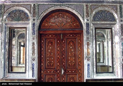 عمارت نارنجستان با صنعت آینه کاری ، نقاشی ، کاشیکاری ، گچبری و منبت کاری تزیین شده است و یکی از شاهکارهای دوره قاجاریه می باشد