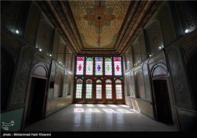  نارنجستان قوام از آثار دوره قاجار، و متعلق به خاندان قوام الملک بوده است . عمارت نارنجستان بعنوان دیوانخانه و محل مراجعات رعیت ها و دیگر مردم و همچنین محل تشکیل جلسه های عمومی و نشست های بزرگان و اشراف در زمان قاجاریه مورد استفاده قرار می گرفته است. خاندان قوام الملک از خانواده های مقتدر دوران قاجاریه بوده که چندین قرن سردمدار حکومت نواحی فارس بودند