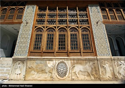  نارنجستان قوام از آثار دوره قاجار، و متعلق به خاندان قوام الملک بوده است . عمارت نارنجستان بعنوان دیوانخانه و محل مراجعات رعیت ها و دیگر مردم و همچنین محل تشکیل جلسه های عمومی و نشست های بزرگان و اشراف در زمان قاجاریه مورد استفاده قرار می گرفته است. خاندان قوام الملک از خانواده های مقتدر دوران قاجاریه بوده که چندین قرن سردمدار حکومت نواحی فارس بودند