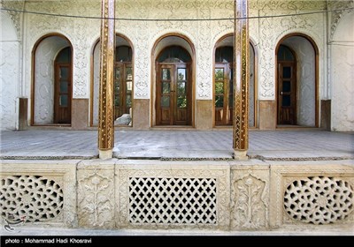  نارنجستان قوام از آثار دوره قاجار، و متعلق به خاندان قوام الملک بوده است . عمارت نارنجستان بعنوان دیوانخانه و محل مراجعات رعیت ها و دیگر مردم و همچنین محل تشکیل جلسه های عمومی و نشست های بزرگان و اشراف در زمان قاجاریه مورد استفاده قرار می گرفته است. خاندان قوام الملک از خانواده های مقتدر دوران قاجاریه بوده که چندین قرن سردمدار حکومت نواحی فارس بودند