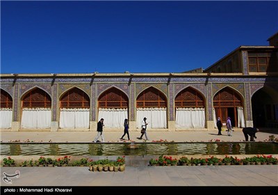 این بنا به دستور میرزا حسن علی ملقب به نصیرالملک که یکی از بزرگان سلسله قاجار بوده ساخته شده. معماری آن کار محمد حسن معمار بوده است. مدت ساخت آن حدود ۱۲ سال و از سال 1293 تا 1305 خورشیدی به طول انجامیده است.